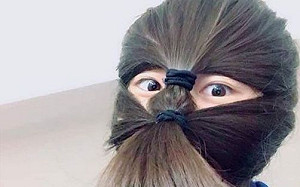 扮貞子反禁蒙面法！港網友推「最潮髮型」嘲諷