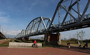 避免交通壅塞！高雄市舊鐵橋濕地公園9日中午起實施交管