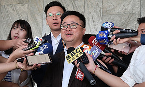 柯文哲質疑王必勝有何貢獻 羅文嘉:我覺得他生病了