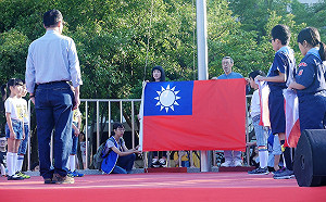 林口升旗健行慶雙十　議員蔡淑君、港星馮淬帆當旗手