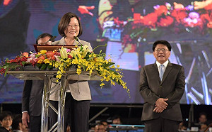 2019屏東國慶焰火秀 蔡英文、韓國瑜隔高屏溪較勁拼人氣