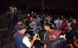 國慶焰火接駁不順掃興 潘孟安臉書道歉:最煎熬的一天