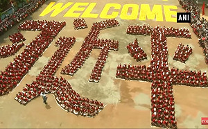 這樣迎接習近平？！ 印度學校派出2000人「搞工」 帶面具排字