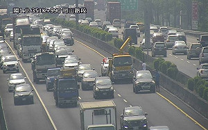 連假次日國5南向大致順暢！高公局估15時起北返車潮湧現