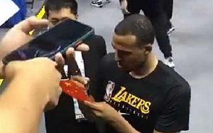 NBA／口嫌體正直？NBA中國賽球迷拿五星旗給球星簽名