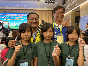 「三妞」三胞胎吸睛   嘉義縣市長、立委參選人搶合影