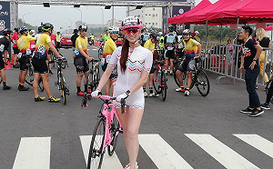 單車界神力女超人超吸睛 其實是4個孩子的辣媽