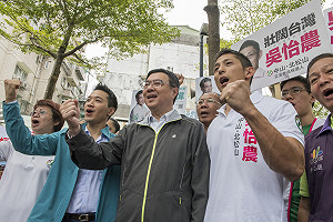 韓國瑜嗆蔡來辯論兩岸政策 卓榮泰狠酸「市長戰場在總質詢」