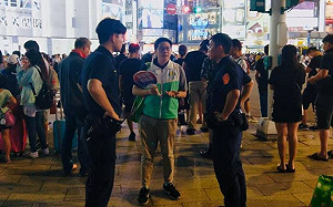 西門町街頭發政治文宣遭驅離 王浩宇、警方各持己見