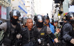 「18區開花」抗禁蒙面法  傳港警無預警施放催淚彈