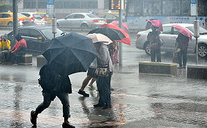 啥時帶傘？一圖秒懂「未來一周」天氣　雨彈狂襲熱區曝光