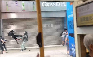 港反禁蒙面法18區再示威  無影腳踢飛警察影片瘋傳