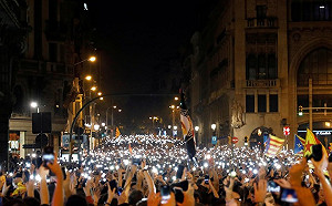 復刻港版示威！巴塞隆納聲援獨派領袖  15萬人癱瘓機場