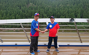 韓粉訪陸穿國旗裝宣揚「韓」威  網友：這算花式自殺嗎？