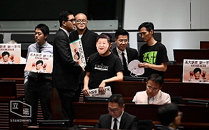 林鄭月娥施政報告 泛民派議員抗議 主席隨即宣布休會