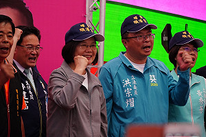 早韓國瑜一步來到順澤宮  蔡英文難得與藍營縣長王惠美同框