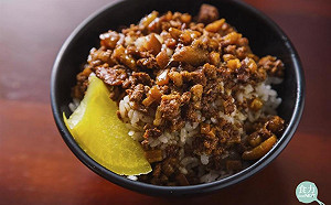 滷肉飯上的黃蘿蔔怎麼那麼黃？拆解國飯經典配料秘密
