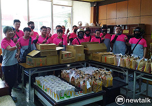 （影）讓愛傳下去！感念同仁意外身亡　餐飲外送員以其之名集資送愛心餐