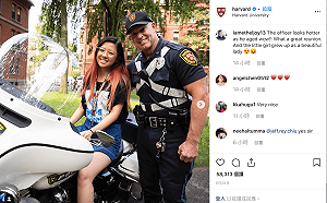 3歲與哈佛校警合影 15年後成為哈佛學生再度同框！