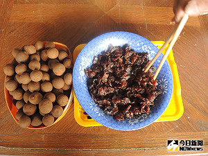 美食巷仔內／燻紅雙眼堅持古法烘焙　獼猴龍眼乾風味獨特