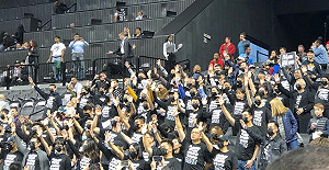 百名示威者「和香港站在一起」   著黑衣現身NBA籃網賽事