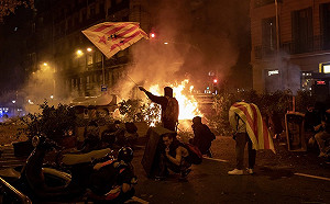 加獨青年以暴力宣洩憤怒 抗議有減緩跡象