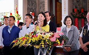 洪慈庸、蔡英文同框 洪：與總統並肩作戰 守護台灣民主