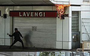 九龍大遊行警民爆衝突   濃煙火光四起