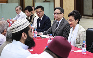 堅稱是誤射！港警水砲車藍染九龍清真寺  林鄭月娥向穆斯林領袖致歉