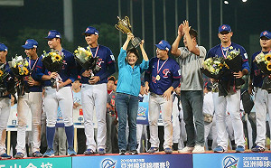 中華隊奪冠！盧秀燕激動從椅子上跳起來