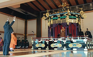 日皇即位遊行 德仁雅子搭敞篷車接受民眾祝福