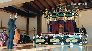 日皇德仁宣示即位 日相安倍高呼三聲「萬歲」