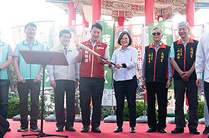 致贈簽名球棒  蔡英文喻陳柏惟是最強第四棒