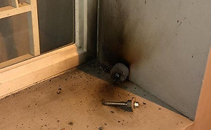 招誰惹誰了? 3顆催淚彈射家中 他全家奔逃