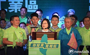 韓國瑜允諾廣設高山升旗台  蔡英文：不切實際