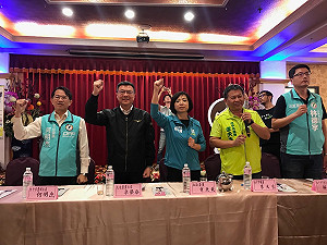 卓榮泰前進台中輔選  懇請支持者把何欣純、張廖萬堅留在國會