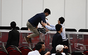 參選議員資格遲未被確認 黃之鋒衝向主席台抗議