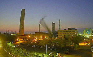 (影) 夕陽餘暉中 通霄電廠彩繪大煙囪拆除「轟然傾倒」