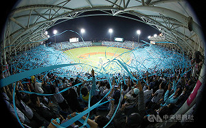 桃猿與球迷說再見　洪一中數度落淚