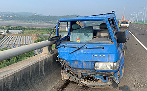 國3斜張橋小貨車撞護欄 駕駛摔落橋下死亡