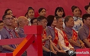 （影）台北客家義民嘉年華同框 蔡英文、柯文哲相敬如「冰」