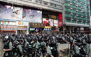 反送中》容忍時間僅半小時？ 香港尖沙嘴示威警射催淚彈