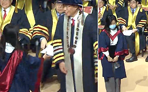 香港理大畢業生戴口罩上台 校長拒絕握手合照