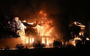 加州強風助威野火肆虐各地！20萬居民被迫撤離　