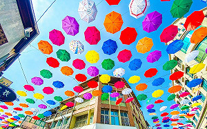 2000支傘掛空中！高雄後驛商圈變身彩色傘海大道