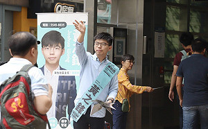 參選資格未獲確認又遭官媒抹黑！黃之鋒：北京千方百計想DQ我