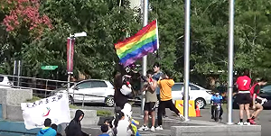 校慶扯下國旗換彩虹旗造成衝突3傷 學生：不會為此道歉