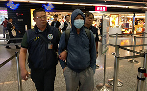 （影）中國籍男子破壞連儂牆  強制出境並管制再入境