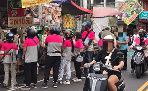 單親媽載兒當外送員！停紅燈竟秒收「3檢舉」全場淚崩