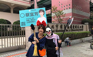 立委候選人校門口宣傳發糖果 家長怒罵：請尊重好嗎！